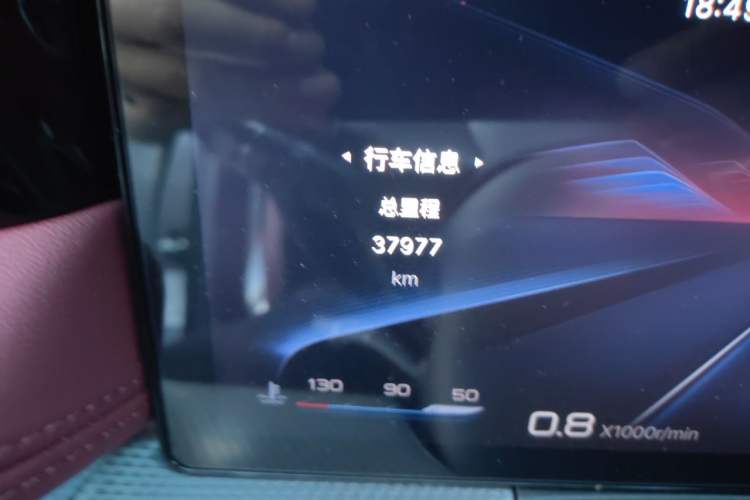 Used Hongqi H5 2023 2.0T Automatic Smart Connect Flagship Edition Odometer Close Up