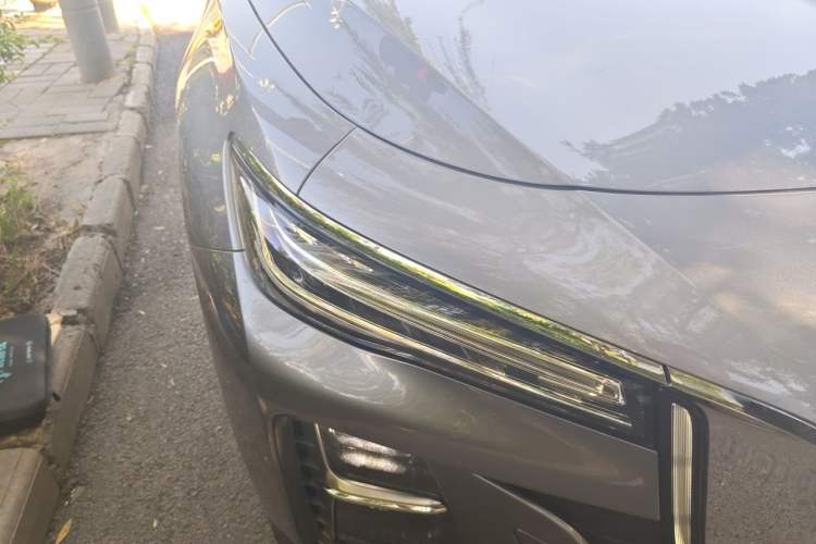 Used Hongqi H5 2023 2.0T Automatic Smart Connect Flagship Edition Right Front Headlight
