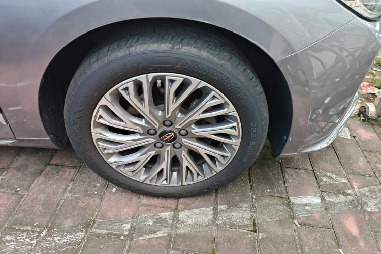 Used Hongqi H5 2023 2.0T Automatic Smart Connect Flagship Edition Right Front Wheel Hub