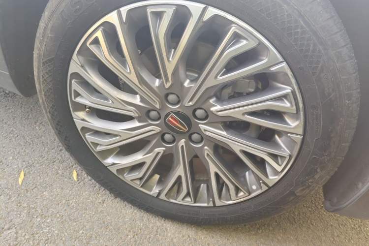 Used Hongqi H5 2023 2.0T Automatic Smart Connect Flagship Edition Right Front Wheel Hub