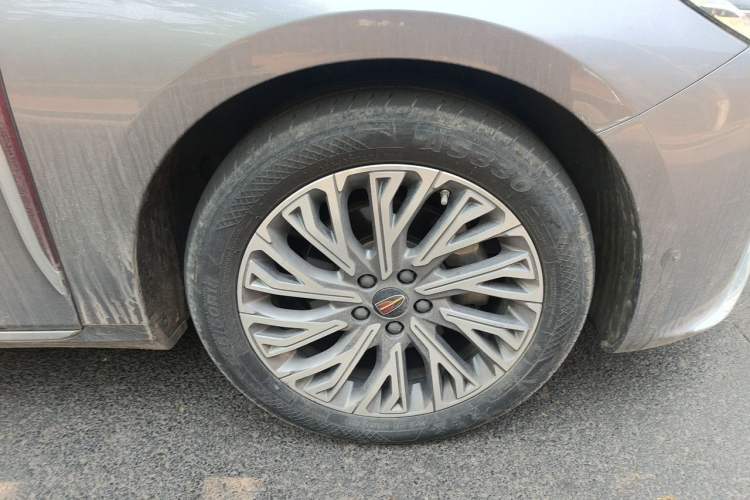 Used Hongqi H5 2023 2.0T Automatic Smart Connect Flagship Edition Right Front Wheel Hub