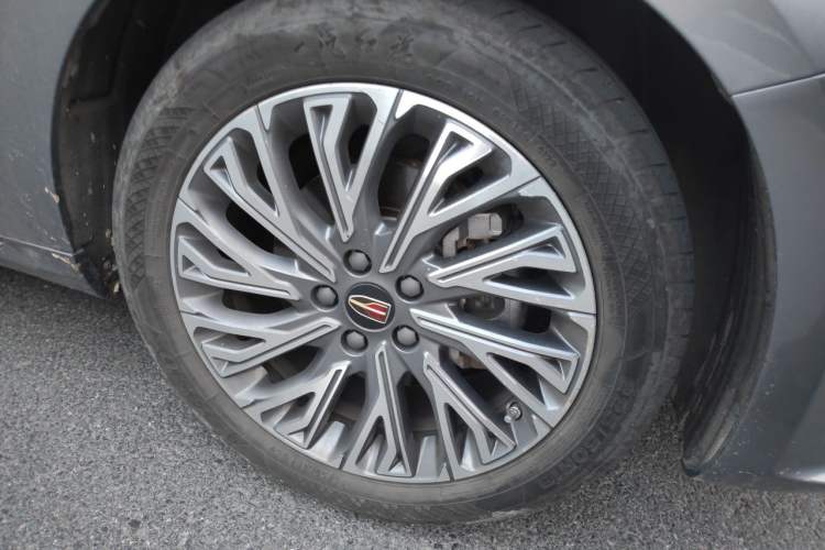 Used Hongqi H5 2023 2.0T Automatic Smart Connect Flagship Edition Right Front Wheel Hub