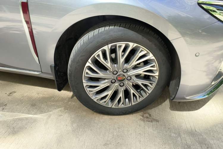 Used Hongqi H5 2023 2.0T Automatic Smart Connect Flagship Edition Right Front Wheel Hub