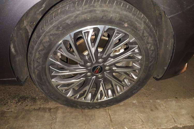 Used Hongqi H5 2023 2.0T Automatic Smart Connect Flagship Edition Right Front Wheel Hub