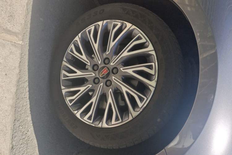 Used Hongqi H5 2023 2.0T Automatic Smart Connect Flagship Edition Right Front Wheel Hub