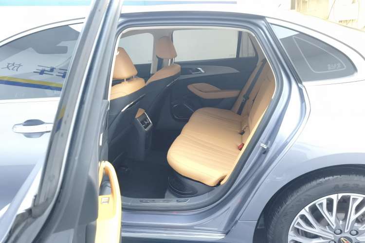 Used Hongqi H5 2023 1.5T HEV Smart Connect Flagship Edition Right Rear Seat