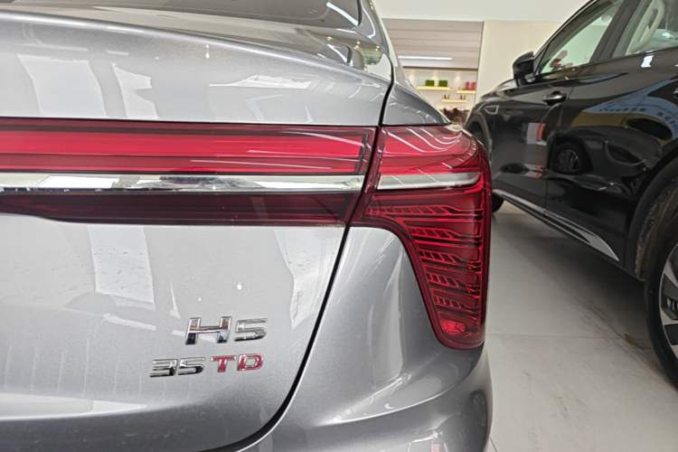 Used Hongqi H5 2023 1.5T DCT Smart Connect Flagship Edition Right Rear Taillight