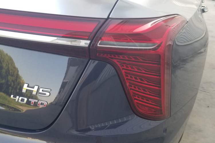 Used Hongqi H5 2023 2.0T Automatic Smart Connect Flagship Edition Right Rear Taillight