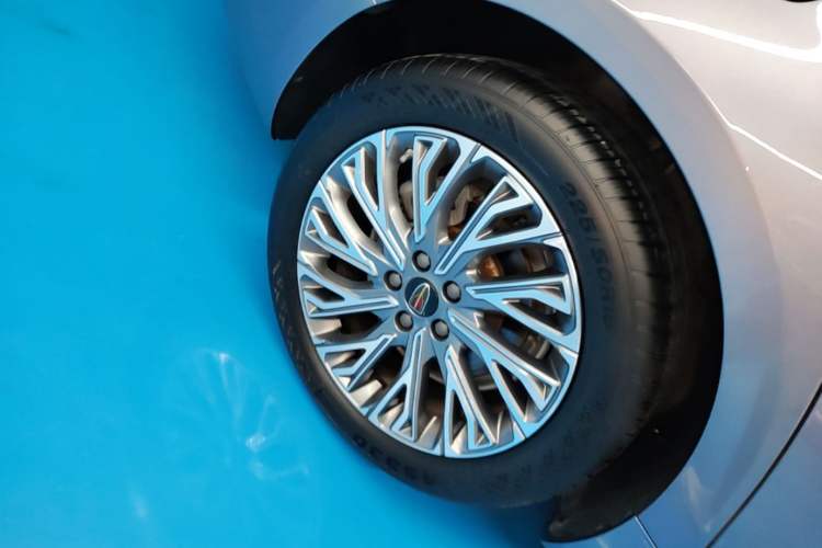 Used Hongqi H5 2023 2.0T Automatic Smart Connect Flagship Edition Right Rear Wheel Hub