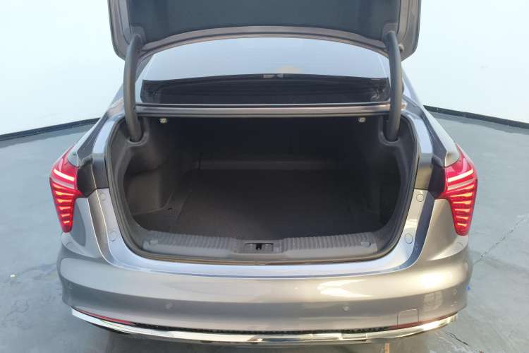 Used Hongqi H5 2023 1.5T HEV Smart Connect Flagship Edition Trunk
