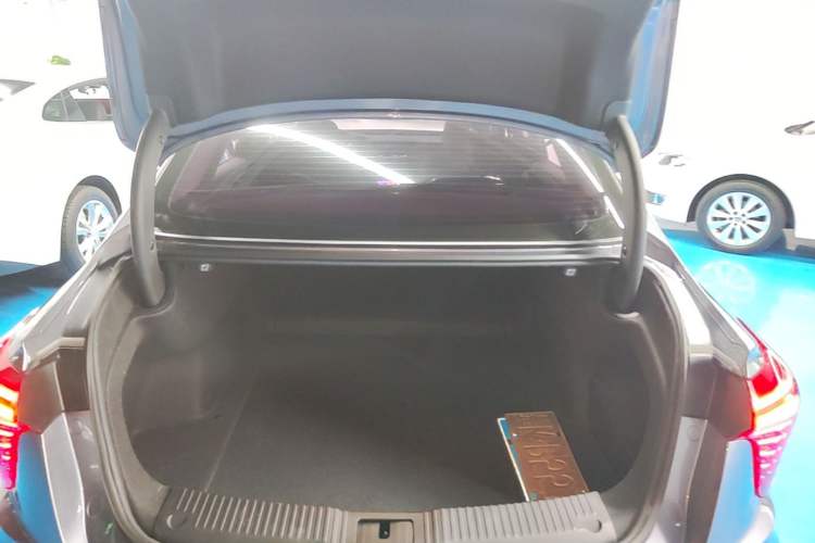 Used Hongqi H5 2023 2.0T Automatic Smart Connect Flagship Edition Trunk