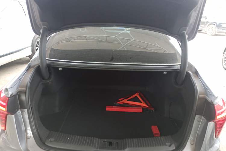Used Hongqi H5 2023 2.0T Automatic Smart Connect Flagship Edition Trunk