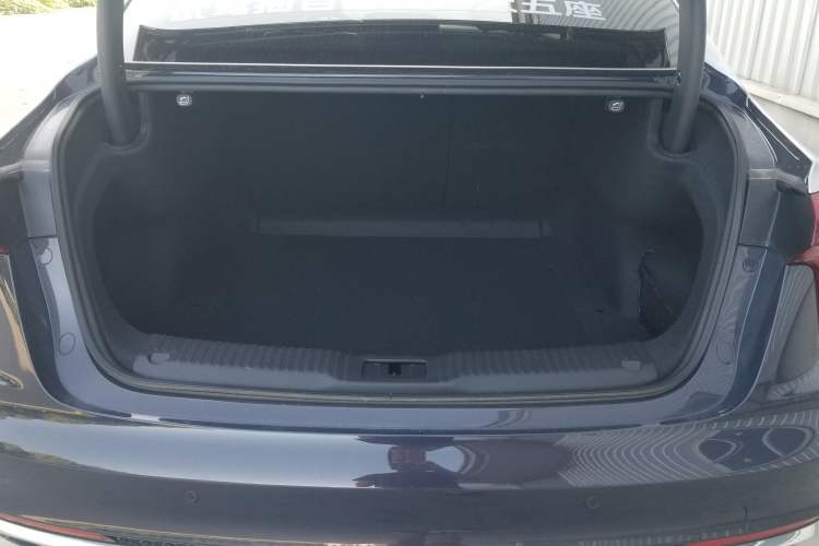 Used Hongqi H5 2023 2.0T Automatic Smart Connect Flagship Edition Trunk