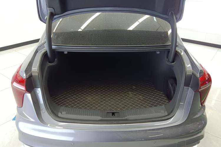 Used Hongqi H5 2023 2.0T Automatic Smart Connect Flagship Edition Trunk