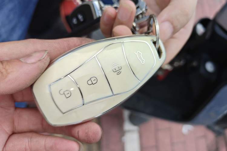 Used Hongqi H5 2023 2.0T Automatic Smart Connect Flagship Edition Vehicle Key