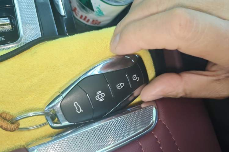 Used Hongqi H5 2023 2.0T Automatic Smart Connect Flagship Edition Vehicle Key