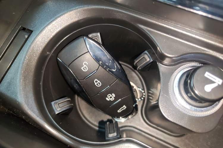 Used Hongqi H5 2023 2.0T Automatic Smart Connect Flagship Edition Vehicle Key