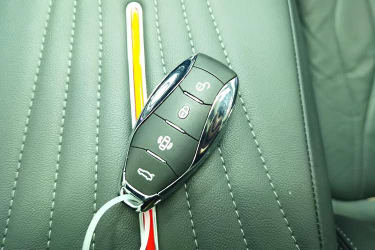 Used Hongqi H5 2023 2.0T Automatic Smart Connect Flagship Edition Vehicle Key