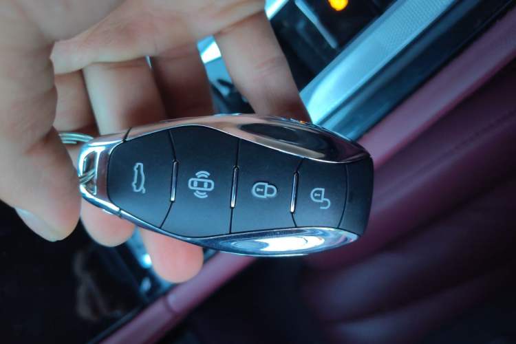 Used Hongqi H5 2023 2.0T Automatic Smart Connect Flagship Edition Vehicle Key