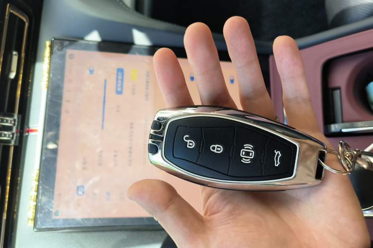 Used Hongqi H5 2023 2.0T Automatic Smart Connect Flagship Edition Vehicle Key