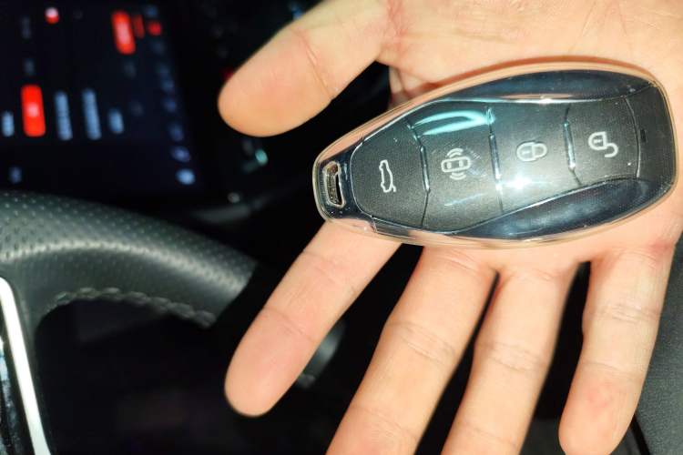 Used Hongqi H5 2023 2.0T Automatic Smart Connect Flagship Edition Vehicle Key