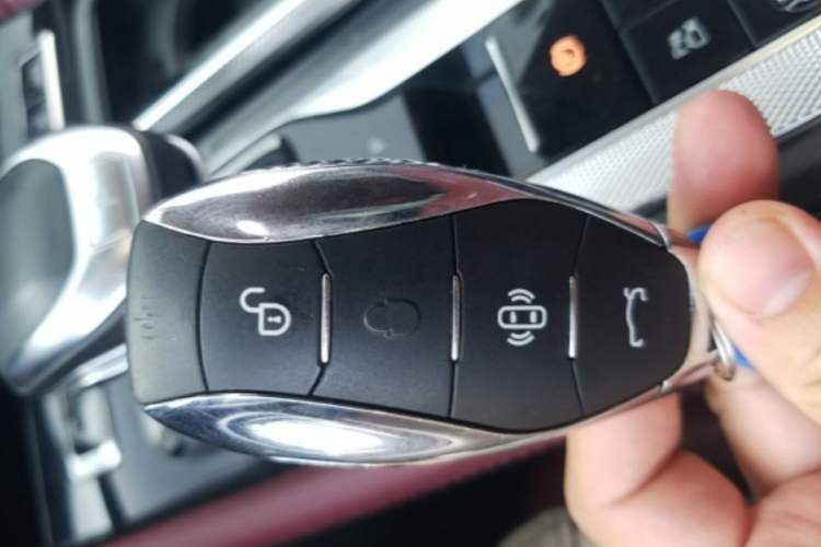 Used Hongqi H5 2023 2.0T Automatic Smart Connect Flagship Edition Vehicle Key