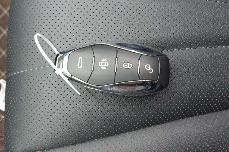 Used Hongqi H5 2023 2.0T Automatic Smart Connect Flagship Edition Vehicle Key