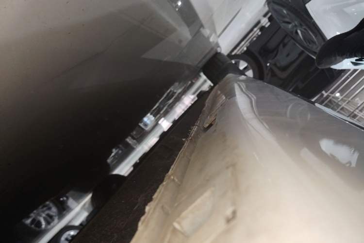Used Hongqi H5 2023 2.0T Automatic Smart Connect Flagship Edition Left Side Sill
