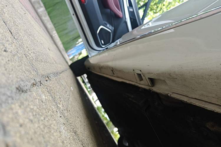 Used Hongqi H5 2023 2.0T Automatic Smart Connect Flagship Edition Left Side Sill