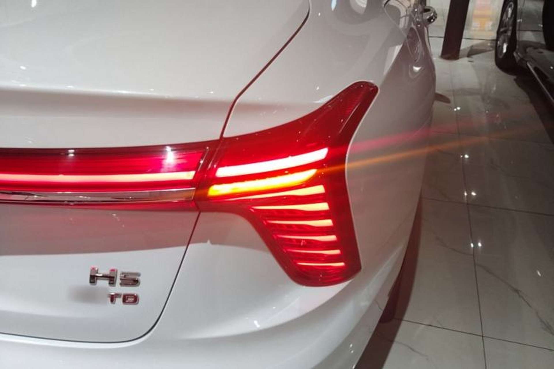 Used Hongqi H5 2023 2.0T Automatic Smart Connect Flagship Edition Right Rear Taillight