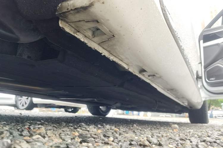 Used Hongqi H5 2023 1.5T DCT Smart Connect Flagship Edition Right Side Sill