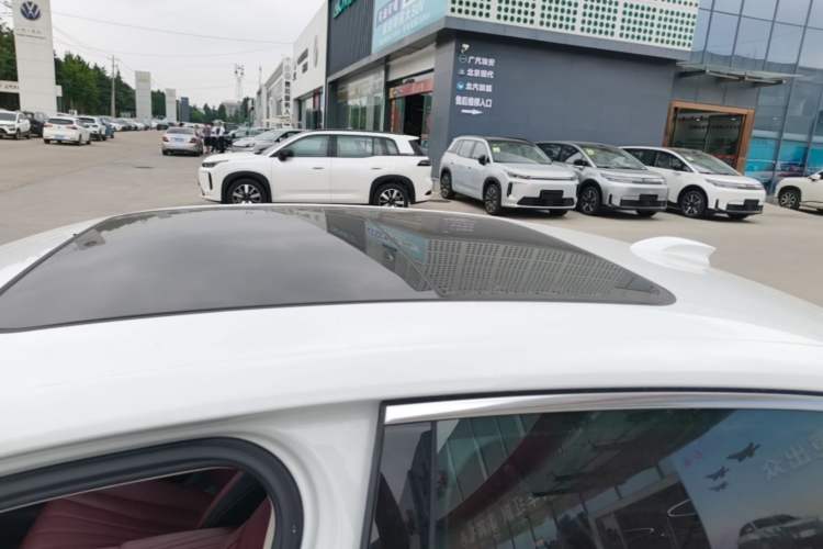 Used Hongqi H5 2023 1.5T DCT Smart Connect Flagship Edition Roof