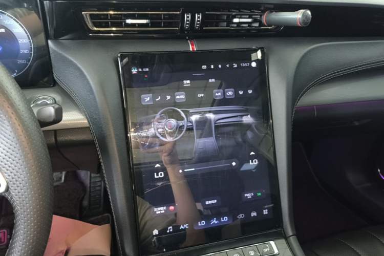 Used Hongqi H5 2024 2.0T Automatic Smart Connect Flagship Edition Audio And AC Panel