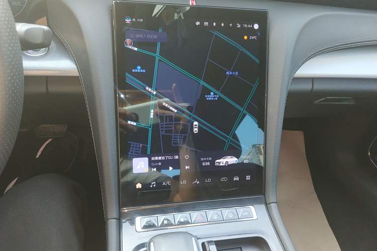 Used Hongqi H5 2024 2.0T Automatic Smart Connect Flagship Edition Audio And AC Panel