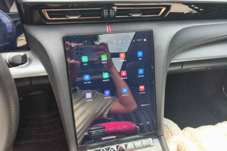 Used Hongqi H5 2024 2.0T Automatic Smart Connect Flagship Edition Audio And AC Panel