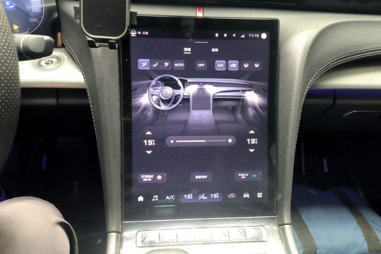 Used Hongqi H5 2024 2.0T Automatic Smart Connect Flagship Edition Audio And AC Panel