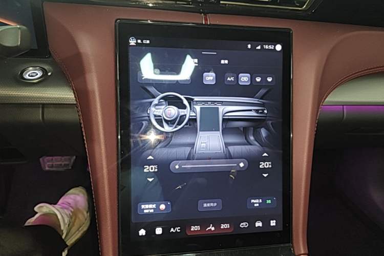 Used Hongqi H5 2024 2.0T Automatic Smart Connect Flagship Edition Audio And AC Panel