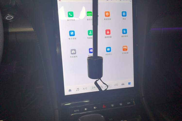 Used Hongqi H5 2024 2.0T Automatic Smart Connect Flagship Edition Audio And AC Panel