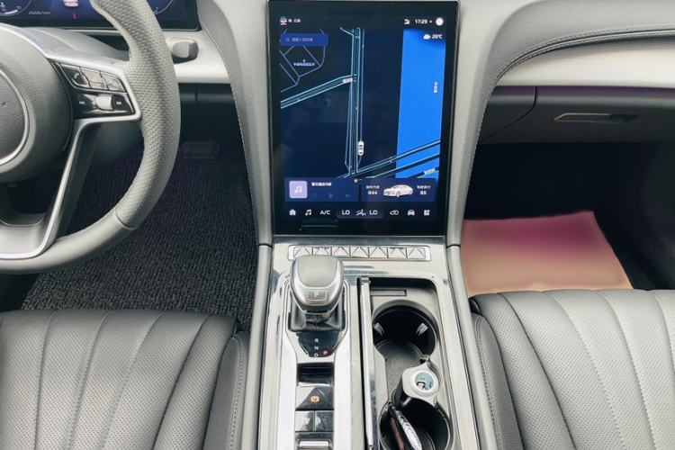 Used Hongqi H5 2024 2.0T Automatic Smart Connect Flagship Edition Audio And AC Panel