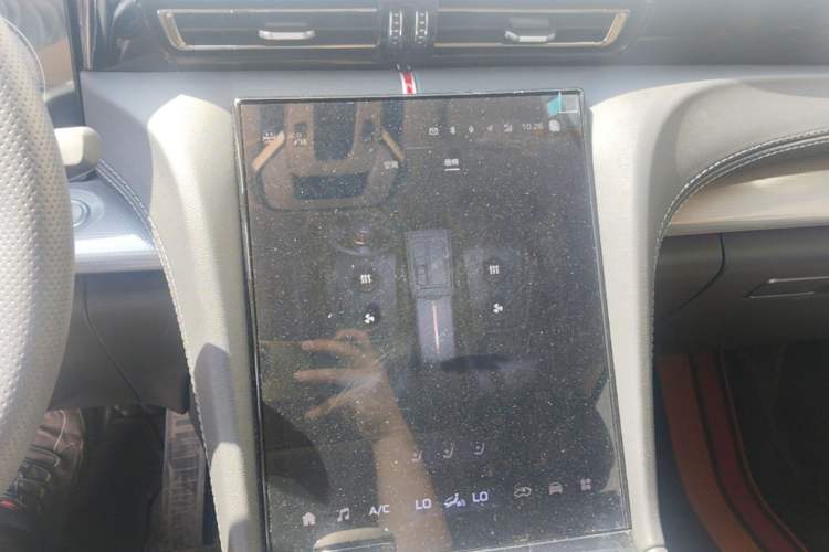 Used Hongqi H5 2024 2.0T Automatic Smart Connect Flagship Edition Audio And AC Panel