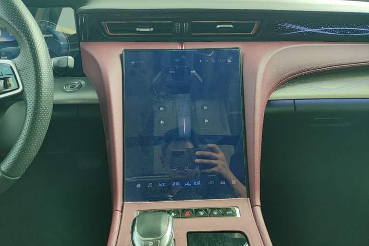 Used Hongqi H5 2024 2.0T Automatic Smart Connect Flagship Edition Audio And AC Panel