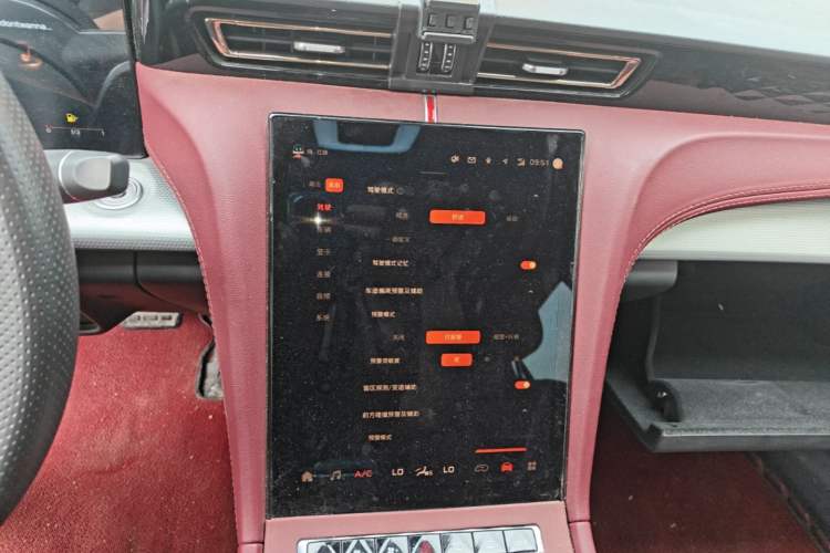 Used Hongqi H5 2024 2.0T Automatic Smart Connect Flagship Edition Audio And AC Panel