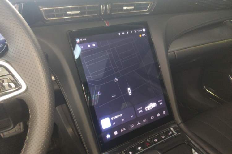 Used Hongqi H5 2024 2.0T Automatic Smart Connect Flagship Edition Audio And AC Panel