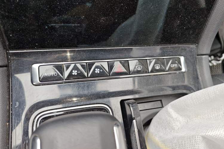 Used Hongqi H5 2024 1.5T DCT Smart Connect Flagship Edition Audio And AC Panel