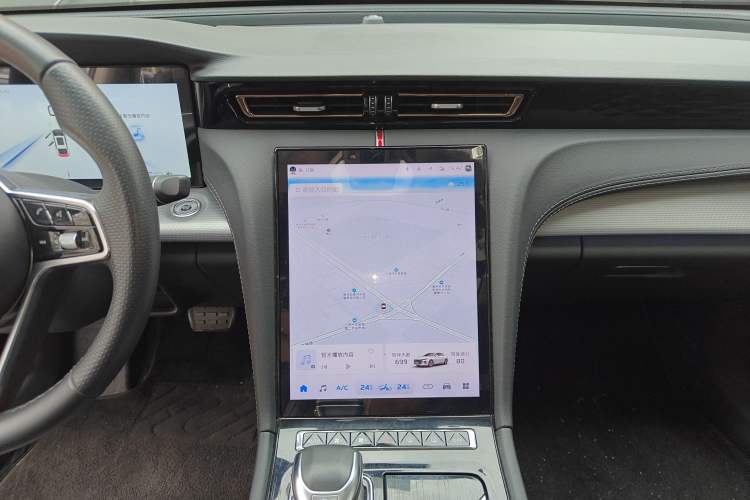 Used Hongqi H5 2024 2.0T Automatic Smart Connect Flagship Edition Audio And AC Panel