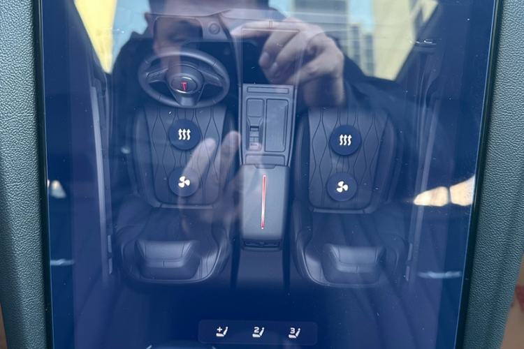 Used Hongqi H5 2024 2.0T Automatic Smart Connect Flagship Edition Audio And AC Panel