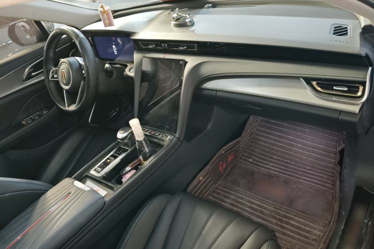 Used Hongqi H5 2024 2.0T Automatic Smart Connect Flagship Edition Center Console
