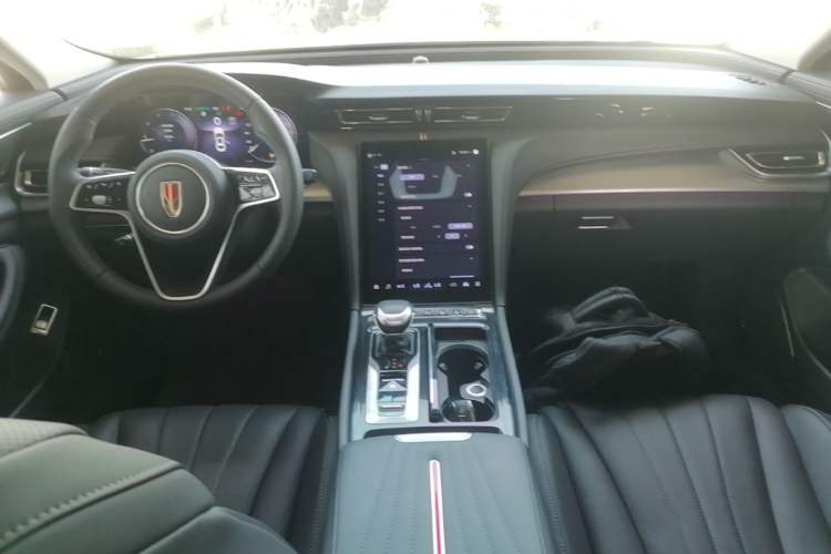 Used Hongqi H5 2024 2.0T Automatic Smart Connect Flagship Edition Center Console