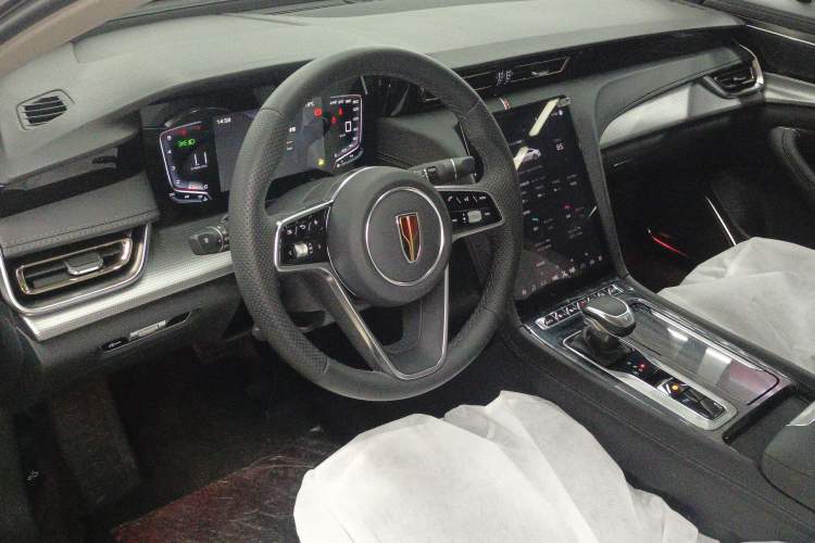 Used Hongqi H5 2024 1.5T DCT Smart Connect Flagship Edition Center Console