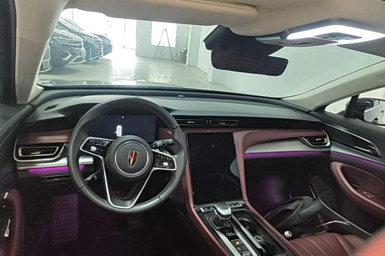 Used Hongqi H5 2024 2.0T Automatic Smart Connect Flagship Edition Center Console